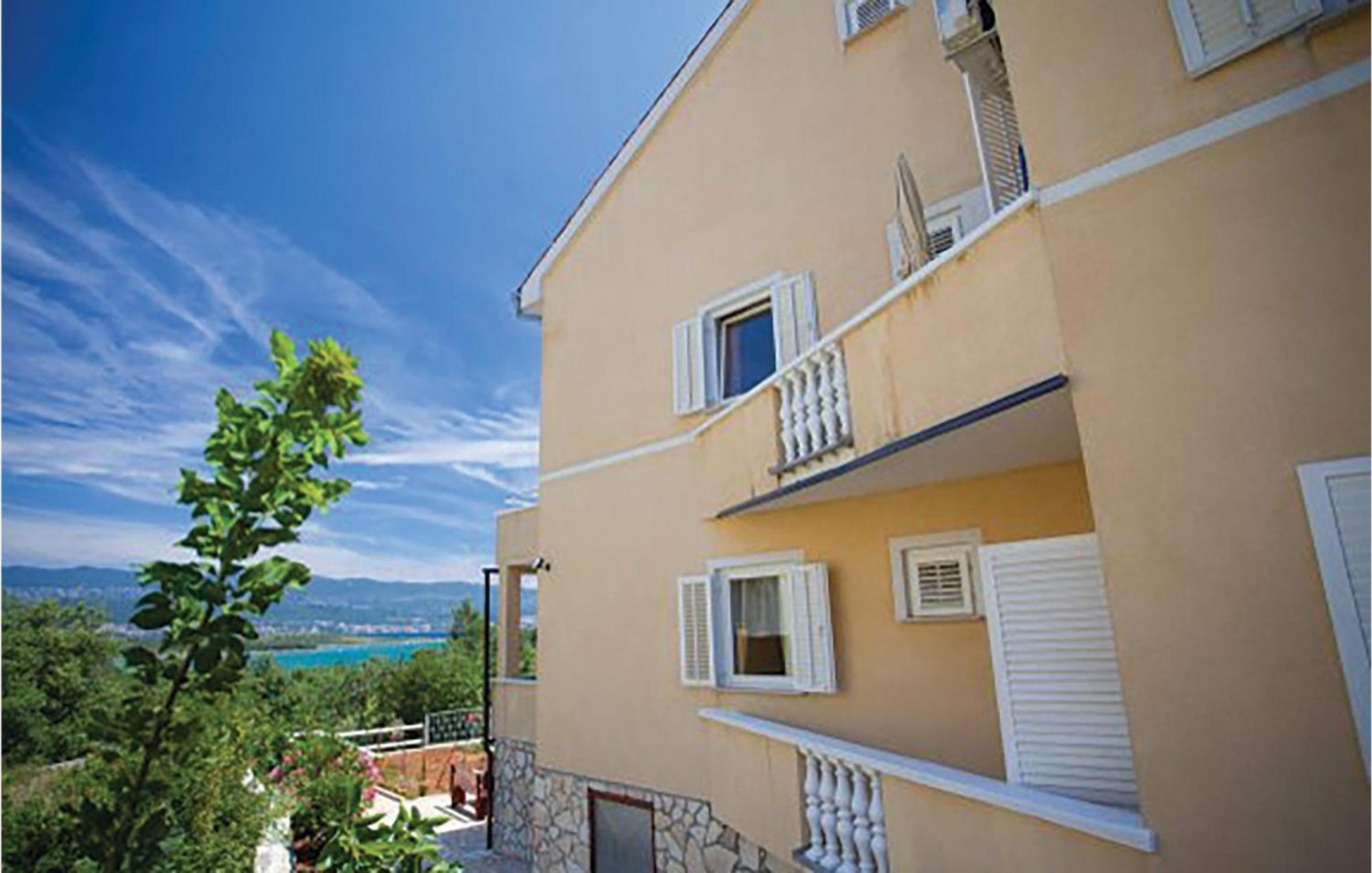 Gorgeous Apartment In Malinska With Kitchen Exterior foto